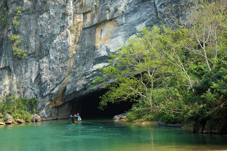 Tour du lịch Bà Nà (Cầu Vàng) - Huế - Động Phong Nha